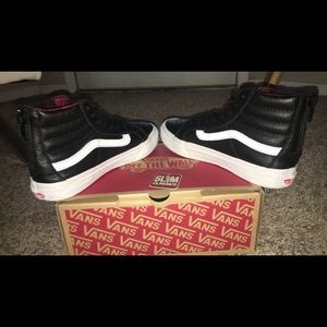 Trendy black & white Hightop VANS